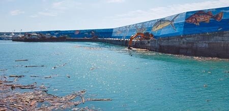 因白鹿颱風影響，漂流木塞爆富岡港，導致往返綠島、蘭嶼的交通船無法進出，漁船也無法作業，但神奇的是經過1晚漂流木幾乎不見蹤跡。（楊漢聲攝）