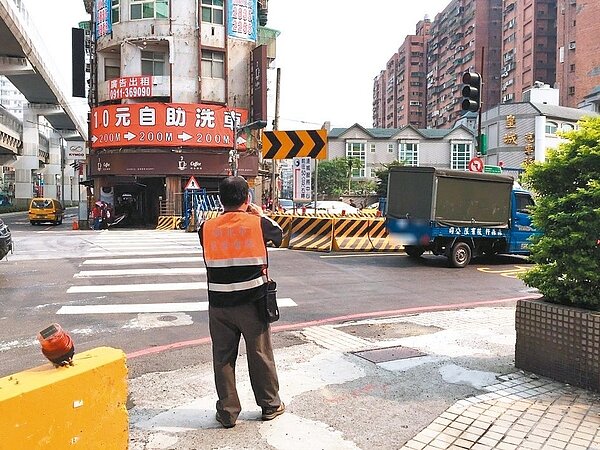 新北市嚴格督導落實施工交維計畫,並依路權移交委託管理維護契約書,針對路權、代管單位增訂罰款。 圖/新北市交通局提供