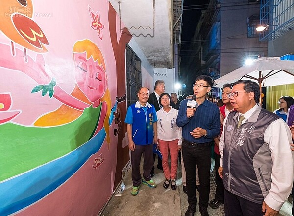 桃園市長鄭文燦過去造訪桃園區後巷接管美化情況,希望每年至少有30個後巷美化成果。 圖/桃園市政府水務局提供
