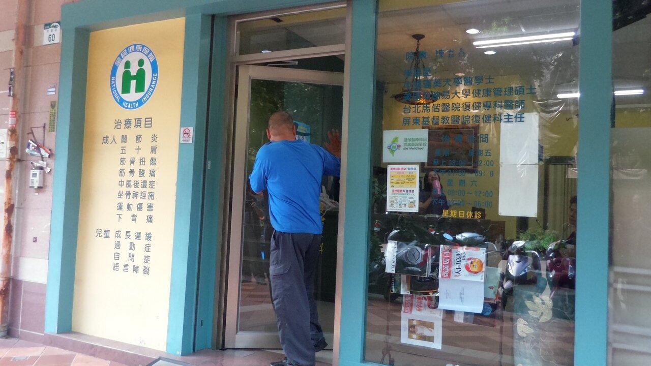 李佳芬雲林農舍土地,由戶籍設高雄苓雅區的陳姓女子購買,設籍地址一樓的診所院長說不是他買的。記者林保光╱攝影