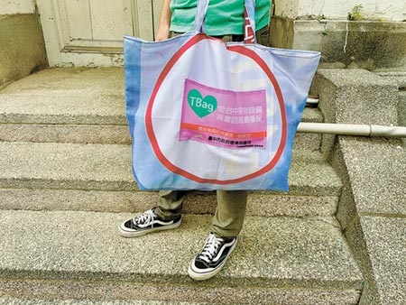 台中市府自創品牌「愛台中袋」，寄放在二手袋循環回收站，供民眾免費借用，號召全民響應環保。記者盧金足攝影