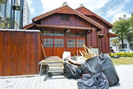 「原東勢公學校宿舍」修復工程完工還沒驗收，現場仍堆放不少廢棄物。（王文吉攝）