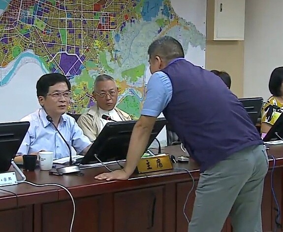 8月29日台北市都審會審查大巨蛋案,在地的新仁里長吳建德,一度認為審查太過草率,衝到都審會主席黃景茂面前。好房網News記者李彥穎攝