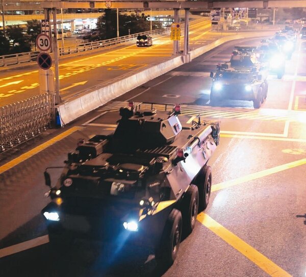 中共解放軍駐香港部隊29日凌晨進行第22次輪換行動，大量解放軍軍車出現香港街頭一度引發關注。圖為解放軍輪換陸軍部隊通過皇崗口岸。 新華社