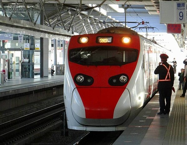 交通部台鐵局於今（29）日0時起，開放中秋節連續假期（9月12~16日）全線電話語音、網路及超商訂票。 圖／台鐵局提供