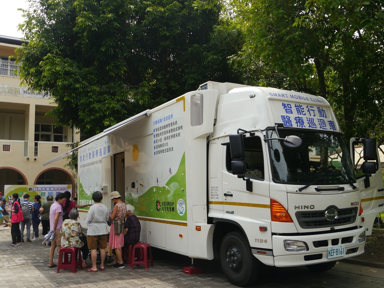 「智能行動醫療巡迴車」今日前往美濃龍肚國小進行義診。記者徐白櫻／攝影