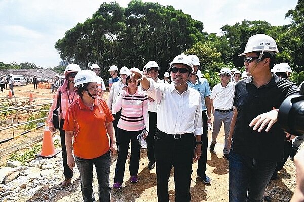 新北市長侯友宜(中)視察林口工一重劃區工程進度。 新北市政府/提供