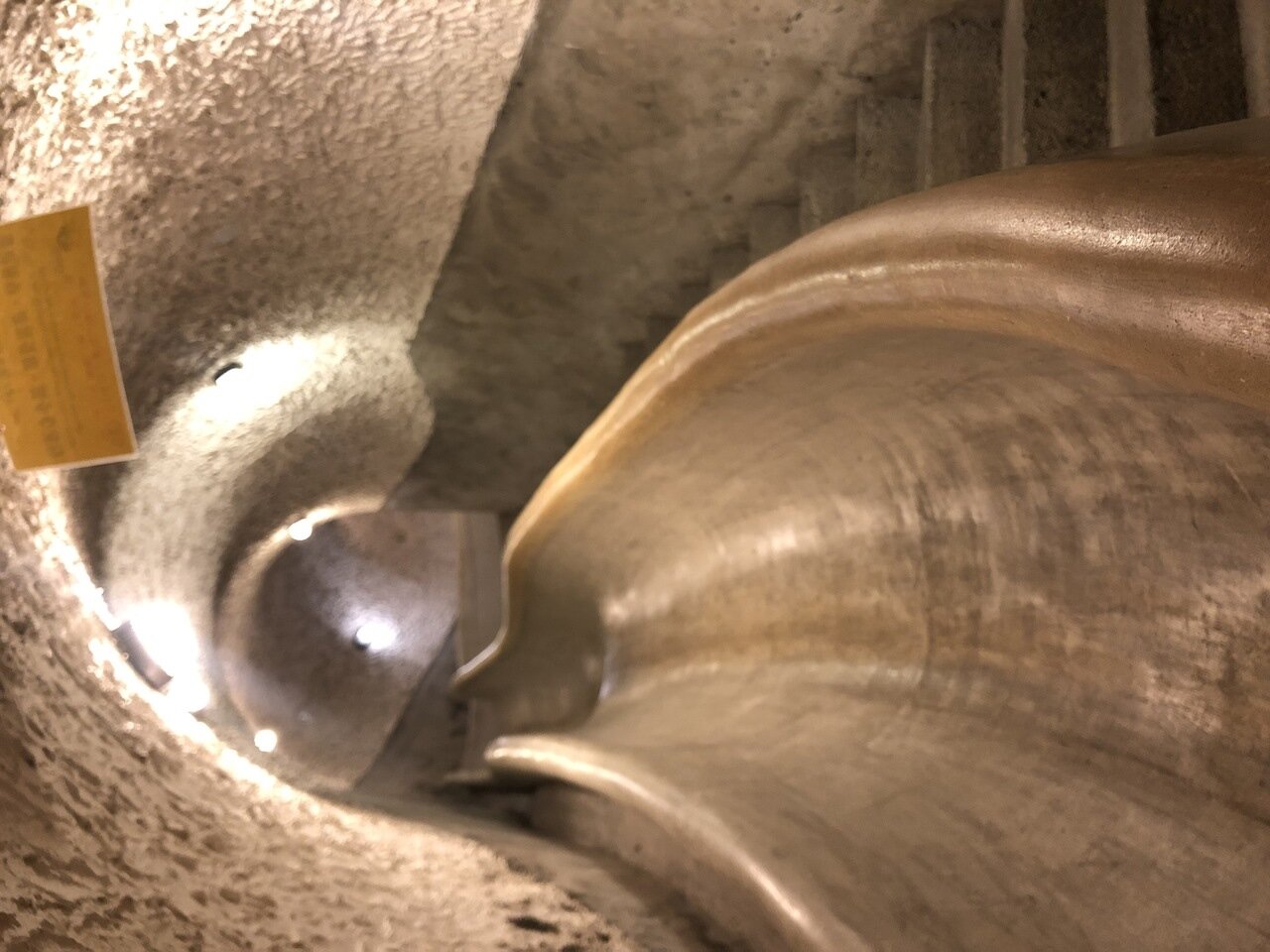 圓山飯店元首撤退秘道入口處,旁邊看起來像是溜滑梯的設施,是僅供滑行行李用,不可滑人。記者黃文奇/攝影