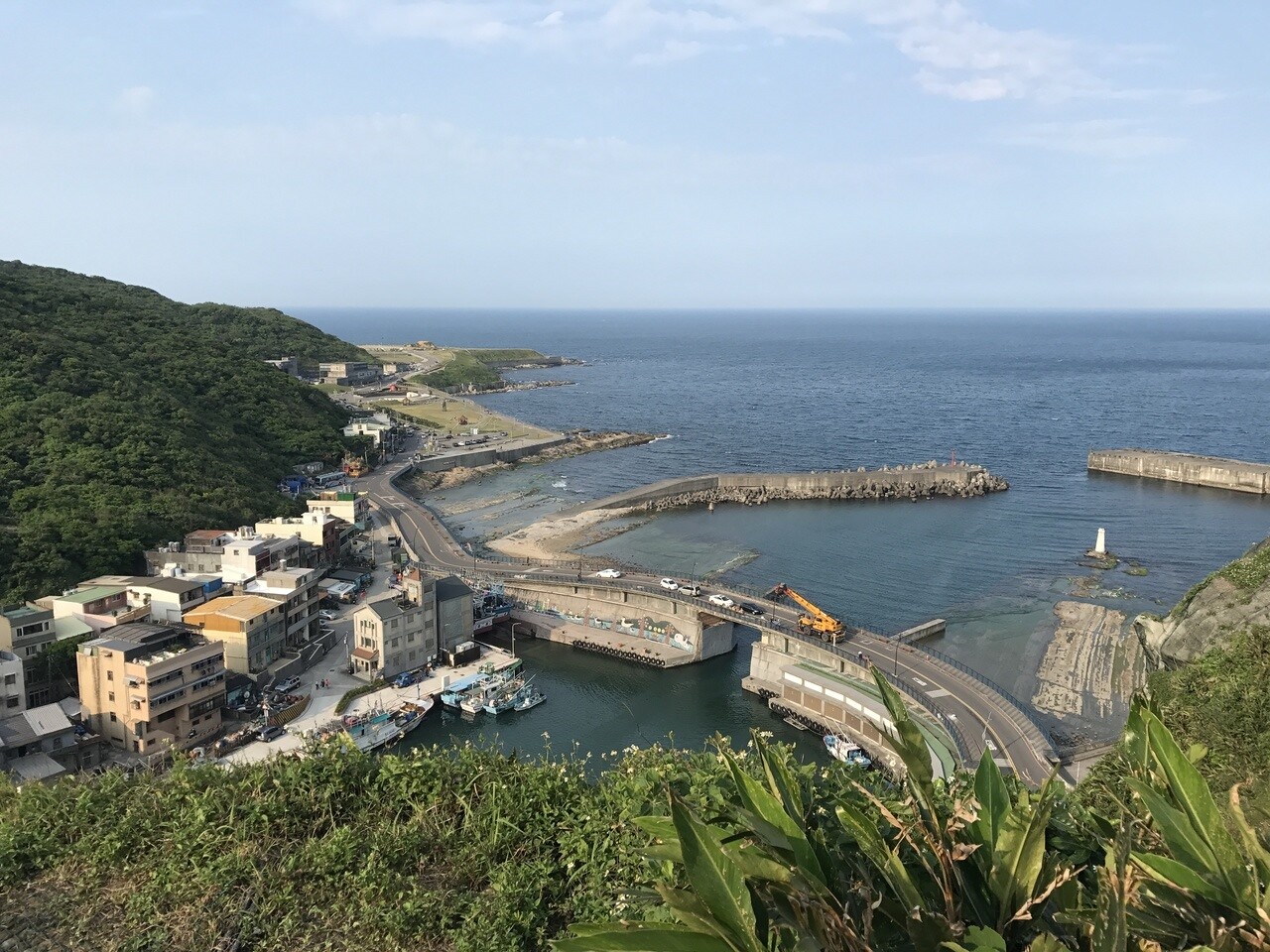 爬上容軒園區平台，可以看到海科館的前世今生，沿海漁港風光也一覽無遺。記者吳淑君／攝影