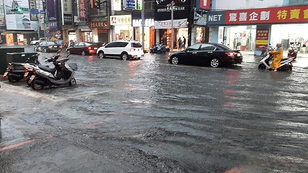 最新 雨彈襲擊嘉義 水淹半個輪胎店家遭殃 好房網news