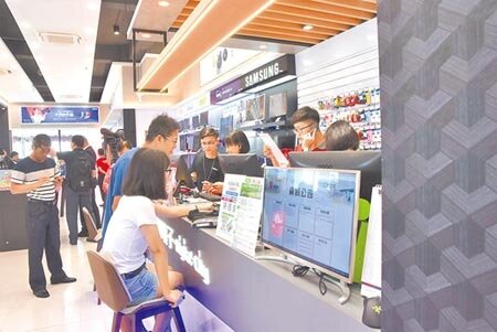 全國電子Digital City竹北店30日開幕，將近300坪賣場分為1、2樓，設置知名品牌資訊區，首日即有民眾前往參觀。（莊旻靜攝） 