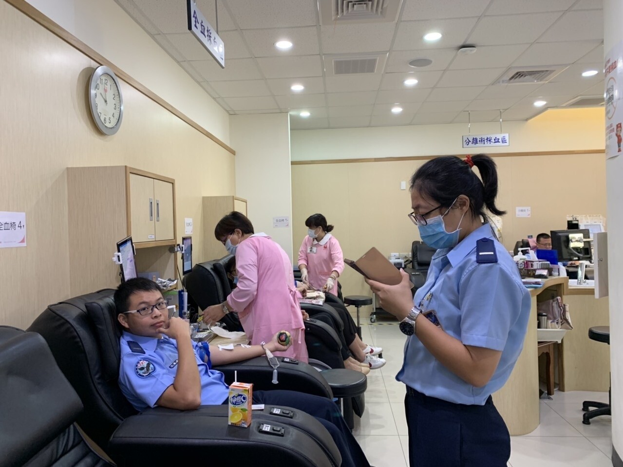 今年暑假南台灣又是颱風又是豪雨，嚴重影響民眾出門捐血的意願，南台灣出現各種血型都缺的血荒，國軍也出動捐血。記者翁禎霞／攝影