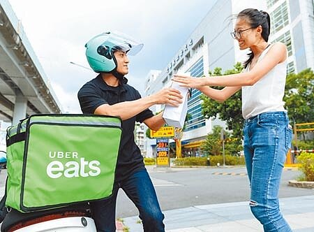 Uber eats外送員送餐過程。(本報資料照片)