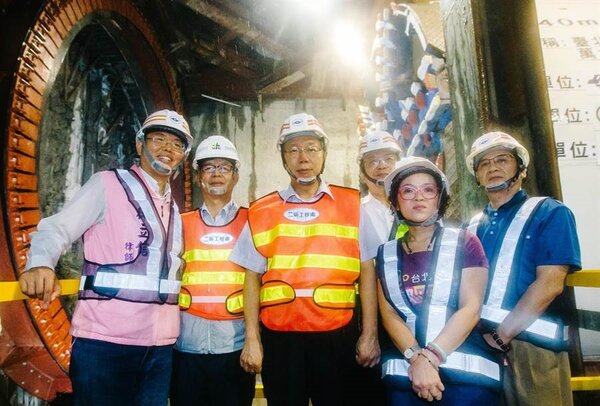台北市長柯文哲（左三）30日前往LG02植物園站視察地下工程，並見證該路線第一座潛盾機啟用。(郭吉銓攝)