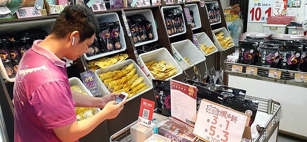 安平商圈是全台觀光重鎮,商圈內店家積極導入行動支付。圖/台南市府經濟發展局提供