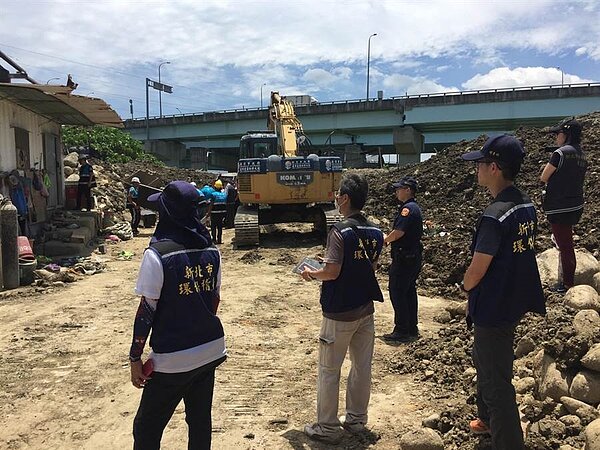 新北市府日前突擊五股垃圾山打擊不法業者,拆除違建。(新北市環保局提供)