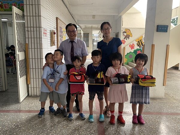 今天開學首日,雲林縣溪洲國小迎來兩對雙胞胎、一對龍鳳胎新生,因為電腦隨機編班,雙胞胎、龍鳳胎都各自在同一班級上課,兩位班導師開學就面臨分辨雙胞胎的考驗,班上同學也對長相幾乎一模一樣的雙胞胎感到好奇。圖/溪洲國小提供