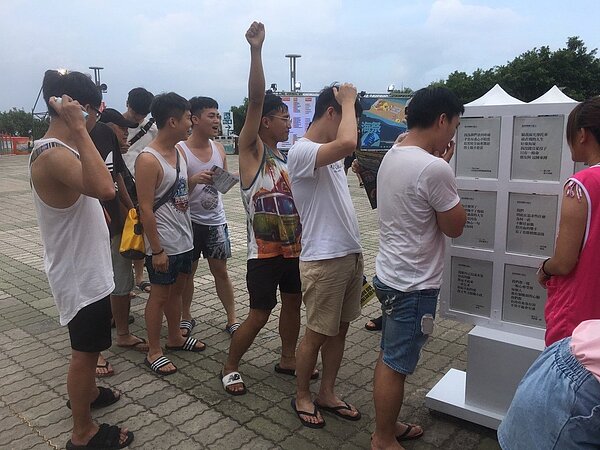 年輕朋友到海祭聽音樂，一起玩遊戲學習器捐相關知識。蔡怡真／攝影