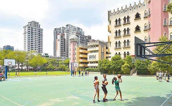 「文心愛悦」比鄰永春國小、萬和國中、大墎國中小等明星學區。(興富發提供)