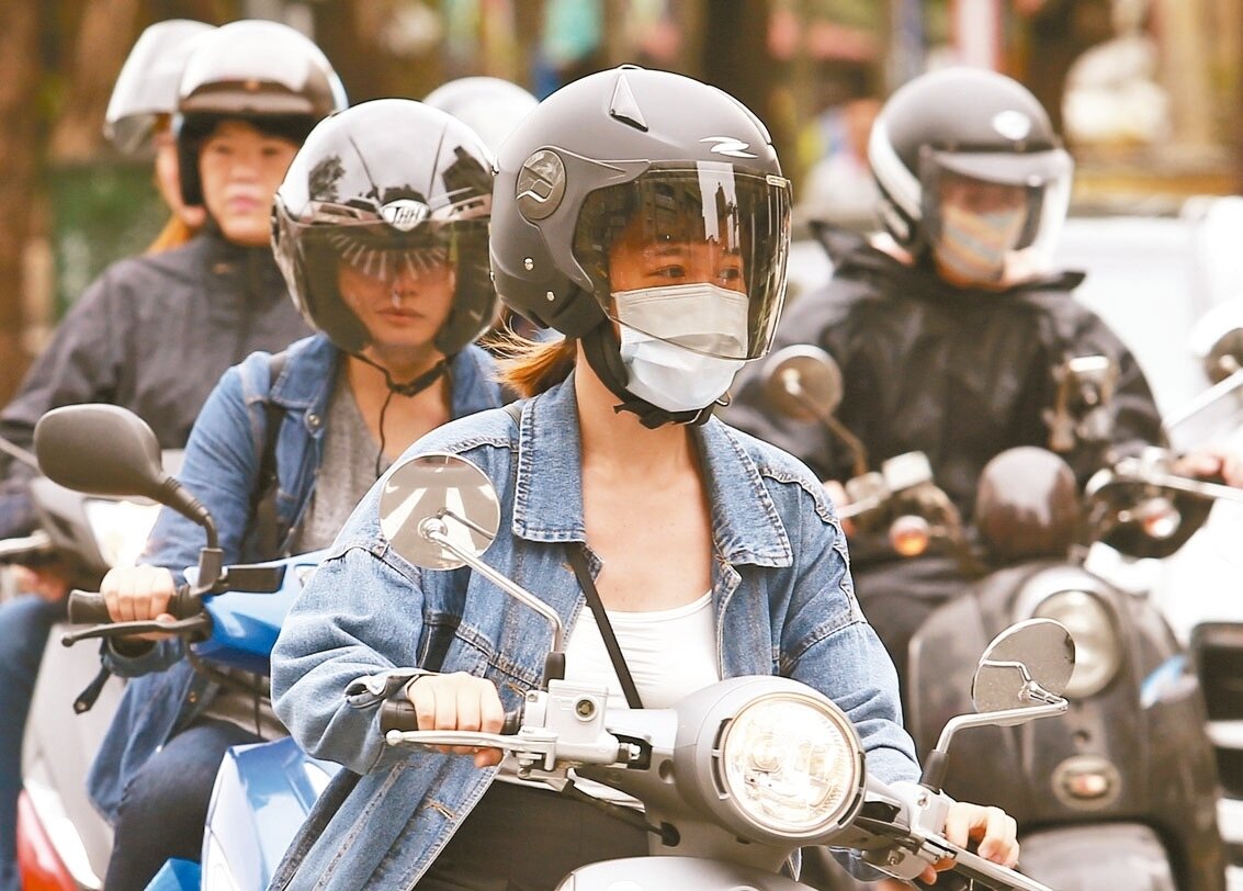 醫師表示,罹患肺腺癌的因素多樣,但由於空氣品質逐年惡化,通勤族、機車族在室外記得佩戴口罩。 聯合報系資料照片