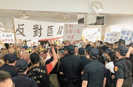 北市府昨於社子島舉行拆遷安置說明會,支持與反對居民隔空互嗆,場面火爆 。記者吳堂靖攝影