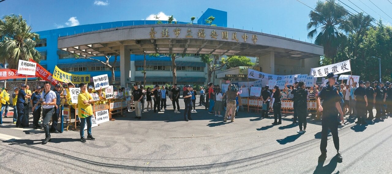 社子島拆遷安置說明會召開前，支持反對陣營對峙，涇渭分明。記者魏莨伊／攝影