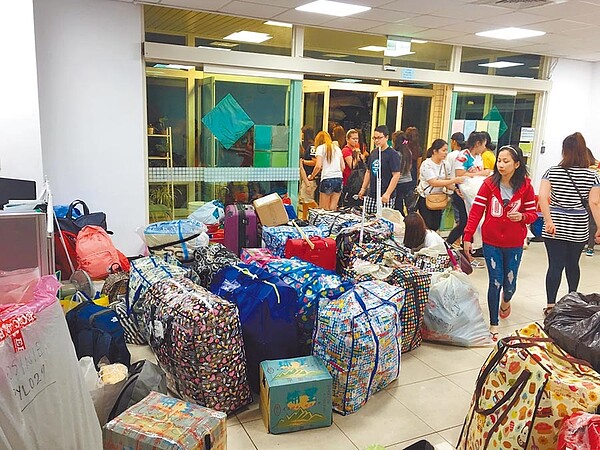 華映大量裁員,導致200名移工險流落街頭,桃園市勞動局協調遊覽車載人、大卡車載行李緊急安置。(桃園市政府勞動局提供/蔡依珍桃園傳真)