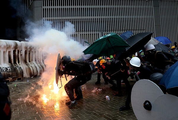 數以萬計香港民眾八三一走上街頭抗爭，與警方爆發激烈衝突。