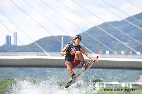 臺灣選手展現滑水英姿。圖／取自臉書《臺灣盃國際滑水賽暨臺北河岸嘉年華》