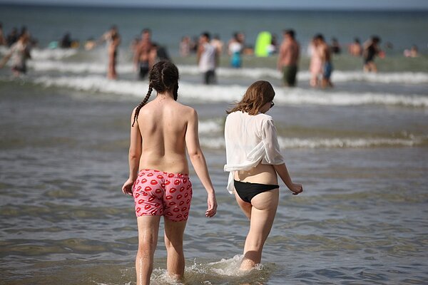 這張照只著泳褲,上半身沒穿,但有長髮瓣子,是男是女引遐想,網友跪求正面照。圖/新北市政府提供