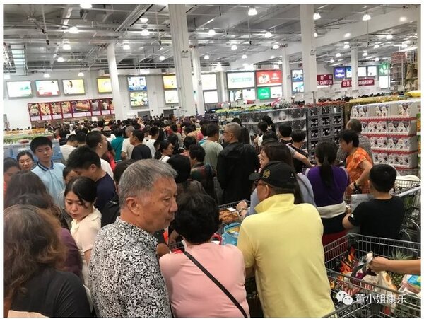 網友在微信po文，揭發上海好市多開幕當天在賣場中所見顧客種種行為。摘自微信