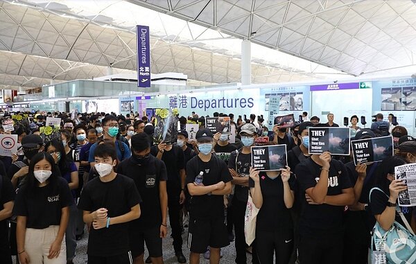 有網友發起9月1日「和你飛 2.0」堵塞往機場交通,下午1時,駕車或乘搭公共交通,前往機場巴士總站集合。照片/香港01