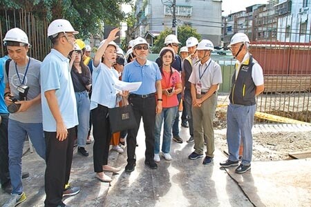 新北市碧華國小老舊校舍拆除整建，新北市長侯友宜（中）昨天到校舍整建工地視察。（譚宇哲攝）