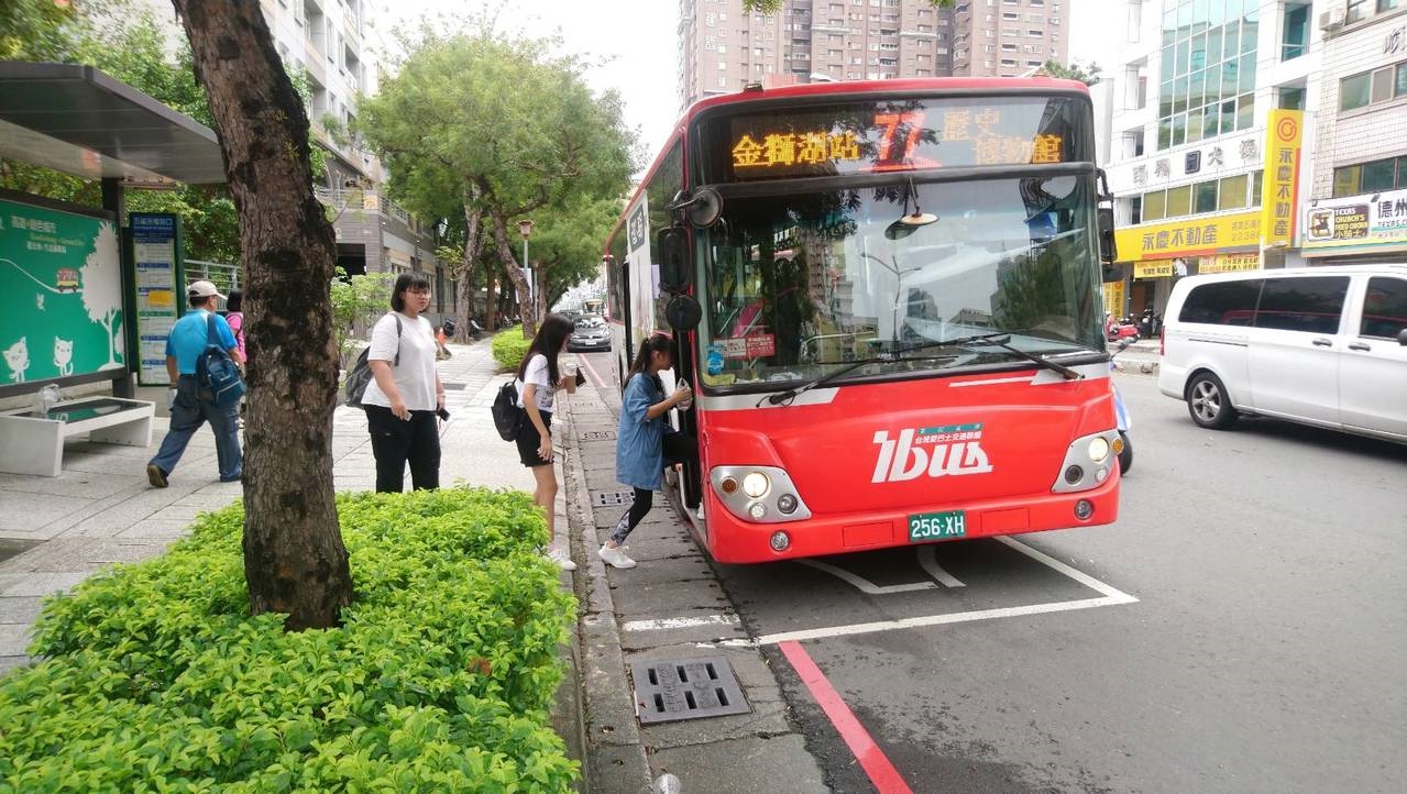 高雄市原有17條幹線公車行駛於市中心區，9月起擴大為20條幹線公車。記者蔡孟妤／攝影
