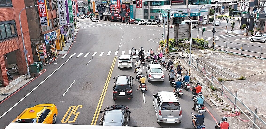 桃園試辦內線開放行駛機車成效好，決定10月底開放全市約330條雙向4線道內側行駛機車。 記者鄭國樑／攝影