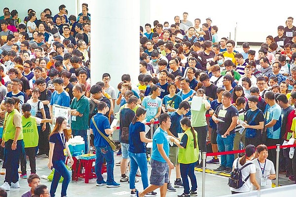 高市環保局1日首度大舉對外招募清潔隊員,吸引1萬2498名考生報考,擠爆考試現場,需耗時12小時才能全數考完。(袁庭堯攝)