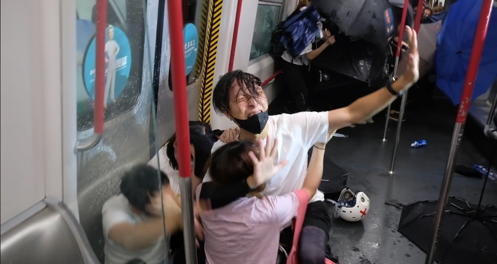 香港9月2、3日發起罷工、罷課，抗議港警8月31日在地鐵攻擊乘客。翻攝自Pakkin Leung臉書粉絲專頁影片