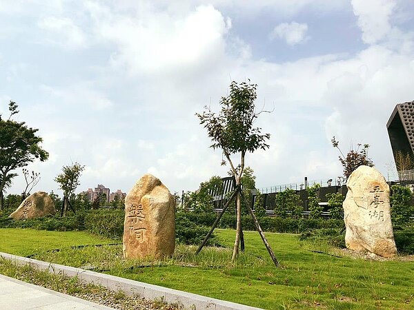 張大千三巨石從巴西飄洋過海，輾轉運到故宮南院園區「大千石庭」典藏，讓遊客緬懷大師人文情趣。圖／故宮南院提供