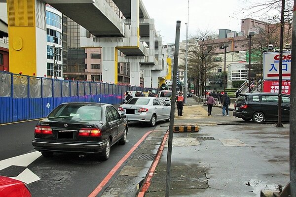 好市多中和店常因停車位不足,假日車潮大排長龍。報系資料照