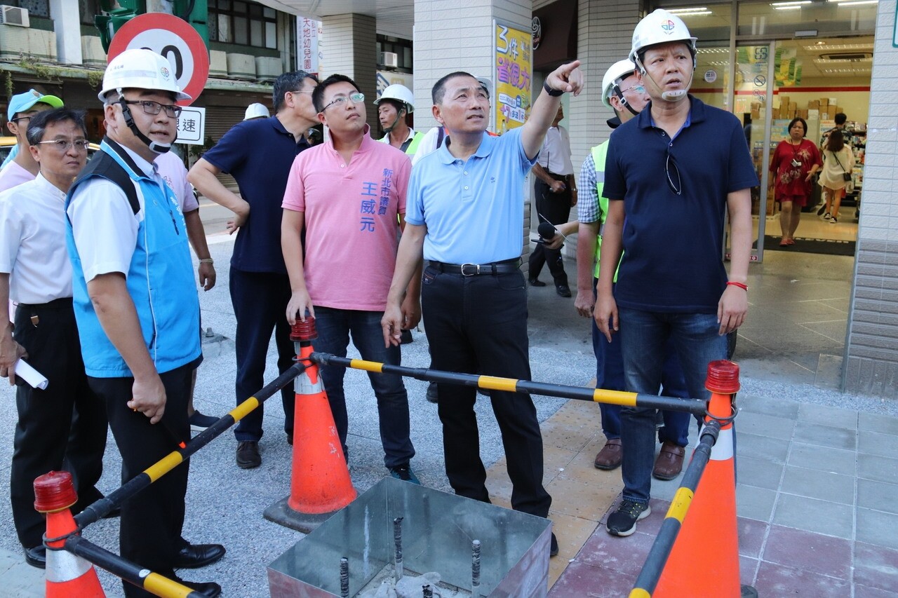 新北市長侯友宜今下午前往三重視察正義南路人行道改善工程。記者胡瑞玲／攝影