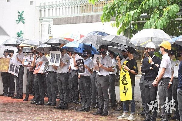 英華學生在校門外罷課。圖/香港明報