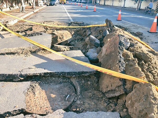 彰化縣伸港鄉全興工業區內興工路昨凌晨發生道路炸開,深度約三公尺。 圖/賴清美議員提供