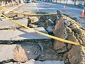 伸港管線氣爆　馬路炸出大洞