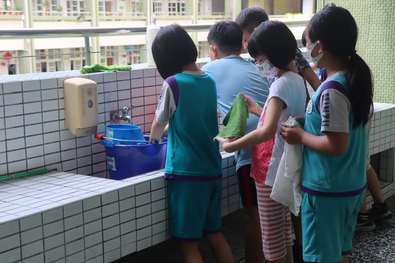 高雄市三民區一所國小爆發流感群聚疫情，小一生入班前都先量測體溫，教師也帶孩子勤洗手。記者徐如宜／攝影