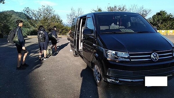 桃園市交通局租用9人座箱型車,接送復興區北橫後山學生上學放學。圖/桃園市政府交通局提供