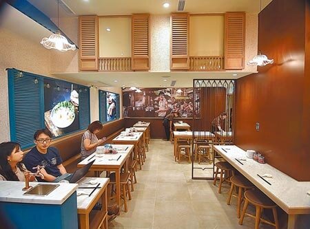 新加坡米其林推介的肉骨茶名店〈松發肉骨茶〉已正式入台,開在台北SOGO復興店的首店並已低調試營運,預計9/16日正式開幕。圖/姚舜