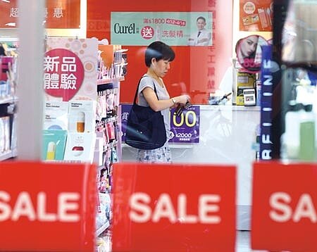 百貨周年慶「囤貨季」前,藥妝店也趁機推出促銷迎戰。圖/資料照片
