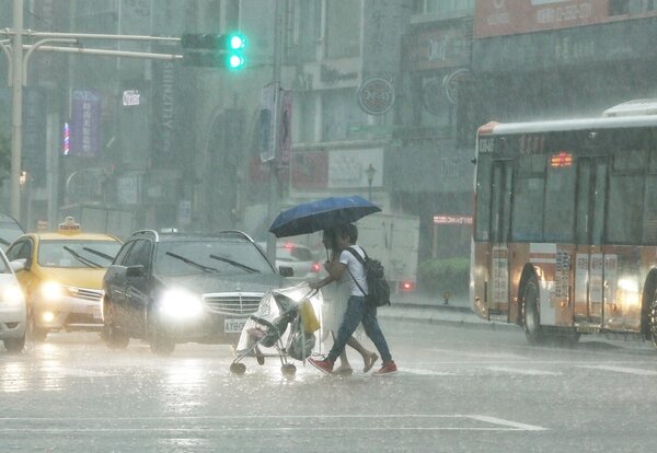 受玲玲颱風外圍環流雲系影響，出門最好攜帶雨具。 記者曾原信／攝影