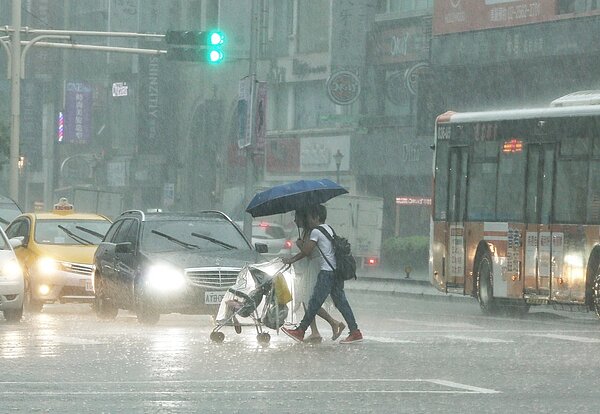 受玲玲颱風外圍環流雲系影響,出門最好攜帶雨具。 記者曾原信/攝影