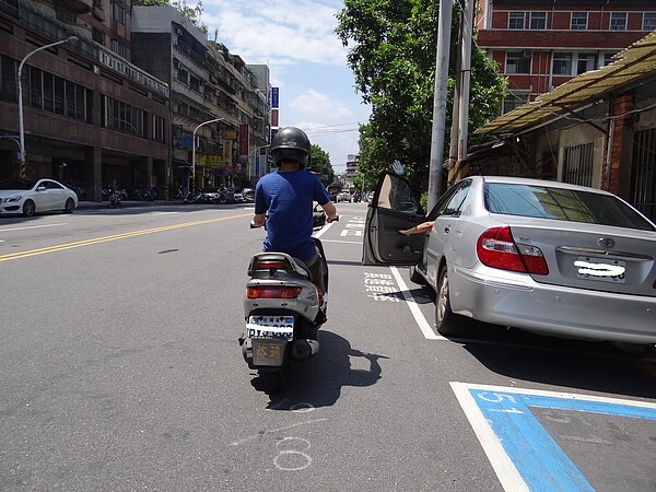 汽車車門突然開啟，常造成騎士反應不及而生車禍。圖／新北市裁決處提供